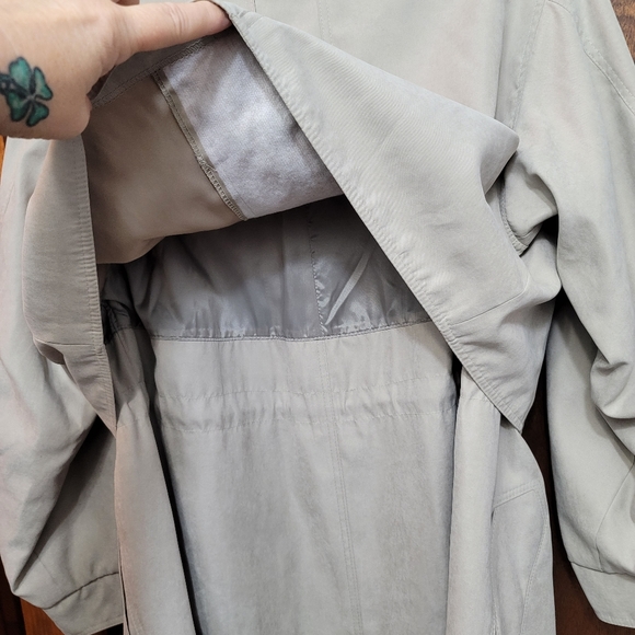 *VTG* Fleet Street women's trench coat.  Size 4P. (594) - Picture 7 of 9